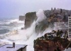 Sydney’de halk 40 metreyi bulan dalgalardan büyük panik yaşıyor