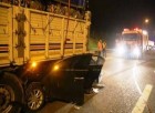 Sakarya’da feci kaza: Otomobil Tır’ın altına girdi