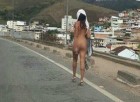 Brezilya’nın Manhuacu kentinde bir elinde şişe bir elinde ise elbisesini tutan çıplak kadın
