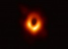 Uzak bir galaksinin merkezinde yer alan süper kütleli kara deliğin fotoğrafı ilk kez çekildi
