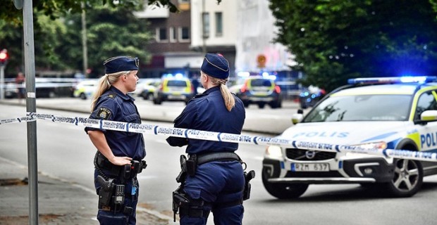 İsveç’te bir liseye düzenlenen baltalı saldırıda iki bayan öğretmen hayatını kaybetti