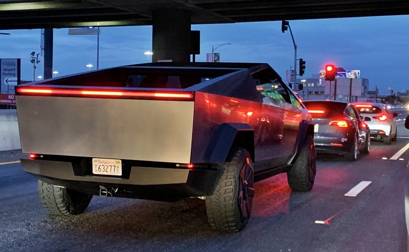 Tesla Cybertruck Los Angeles    Caddelerinde görüntülendi