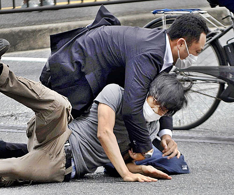 Japonya’nın eski lideri Shinzo Abe bir konuşma sırasında öldürüldü